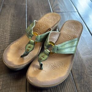 Clarks women’s Mimmey Paige Green Wedge Sandals 8.5